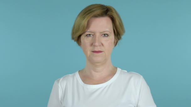 traurig verärgert alte Frau isoliert auf blauem Hintergrund - Filmmaterial, Video