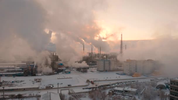 Gigantische chemische productie, veel leidingen stoten verontreinigende stoffen in de atmosfeer. Industrial complex - Video