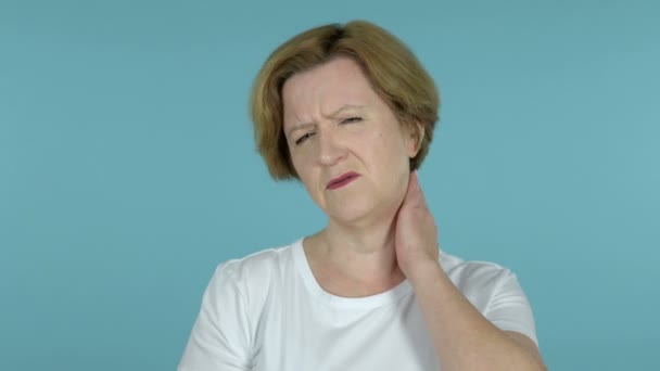 Mujer vieja con dolor de cuello, fondo azul
 - Imágenes, Vídeo