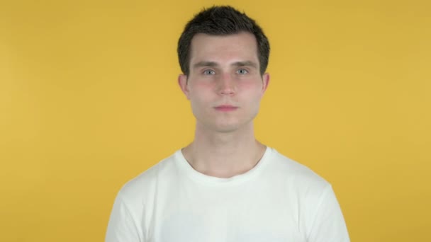 Denkender junger Mann hat neue Idee isoliert auf gelbem Hintergrund - Filmmaterial, Video