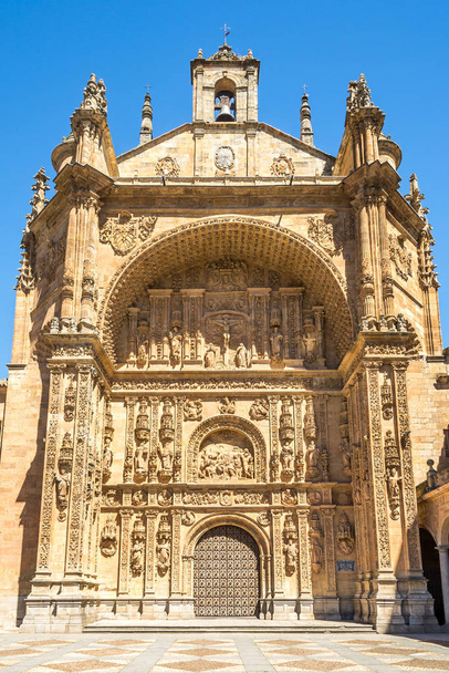 Výhled na portál kláštera San Esteban v Salamanca-Španělsko - Fotografie, Obrázek
