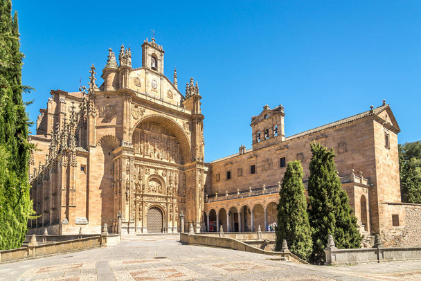 Výhled na budovy kláštera San Esteban v Salamanca-Španělsko - Fotografie, Obrázek