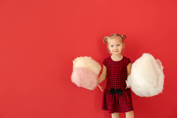 Pamuk şeker renkli arka plan üzerinde ile sevimli küçük kız - Fotoğraf, Görsel