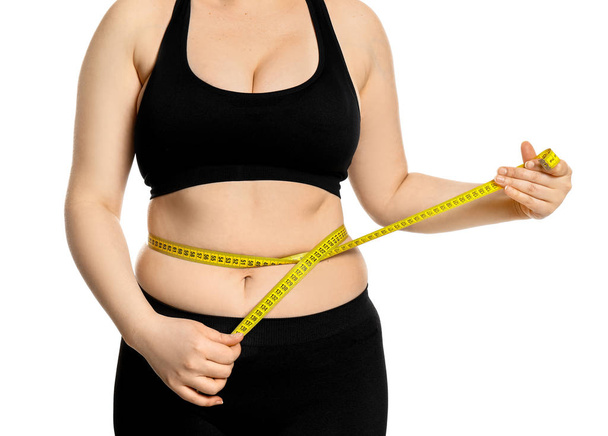 Overgewicht vrouw met meetlint op witte achtergrond. Gewichtsverlies concept - Foto, afbeelding
