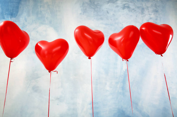 Αερόστατα αέρα σε σχήμα καρδιάς σε φόντο χρώματος - Φωτογραφία, εικόνα