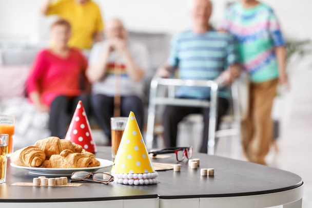 Stół z dekoracyjne party i gry bingo na stole w domu opieki - Zdjęcie, obraz
