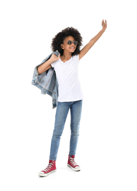 Стильная афроамериканка в джинсовой одежде на белом фоне
 - Фото, изображение