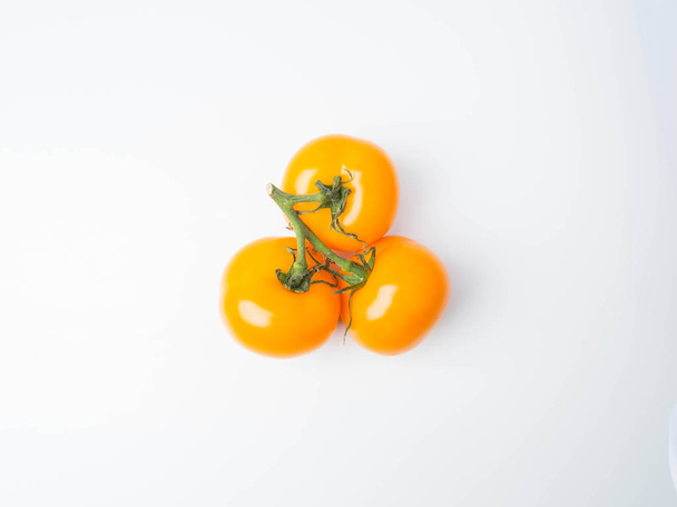 свіжі жовті помідори ізольовані на білому тлі
 - Фото, зображення