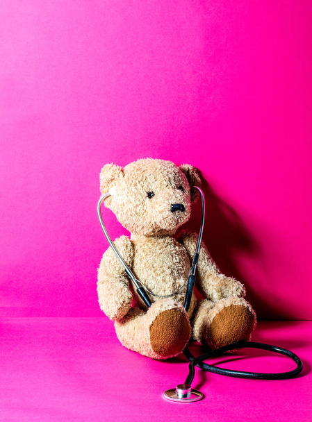 ізольований плюшевий ведмідь зі стетоскопом для дитячого здоров'я
 - Фото, зображення