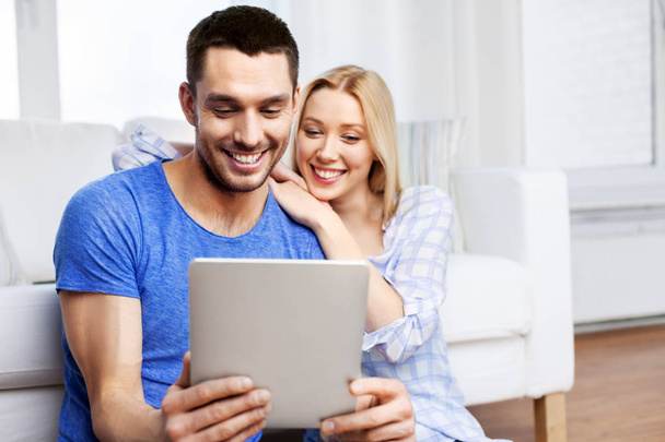 happy couple with computer at home - Фото, изображение