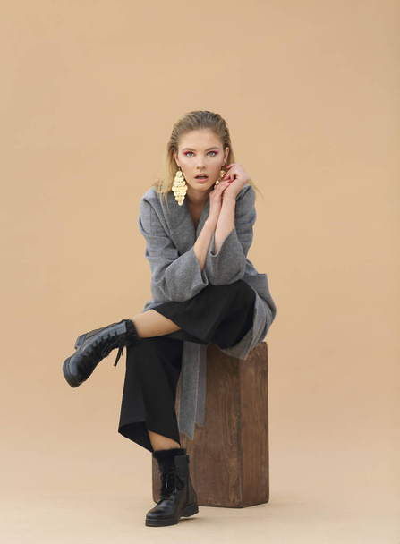 Muoti muotokuva nuori tyylikäs nainen harmaa takki, musta housut
 - Valokuva, kuva