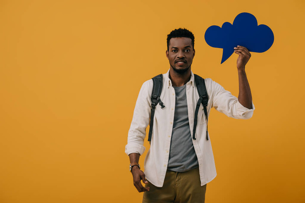 knappe African American man Holding Blue gedachte Bubble geïsoleerd op oranje  - Foto, afbeelding