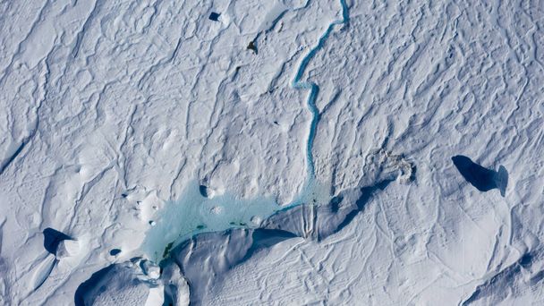 Vuelo sobre icebergs y tiro de hielo a corta distancia. Una superficie de iceberg con rastros de deshielo. Investigación de un fenómeno de calentamiento global. Millones de toneladas de hielo flotante en el océano Mundial
 - Foto, Imagen
