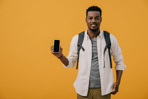 homem americano africano feliz segurando smartphone com tela em branco isolado em laranja
  - Foto, Imagem