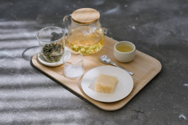 Állítsa be a tea szertartás torta édes, hagyományos, fából készült tálca, vízszintes - Fotó, kép