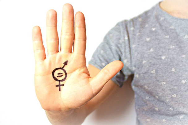 Człowiek w połowie lat dwudziedziesiątych namalował znak równości płci na ręku i pokazuje go do kamery-koncepcja dla wymagających równości kobiet i mężczyzn  - Zdjęcie, obraz