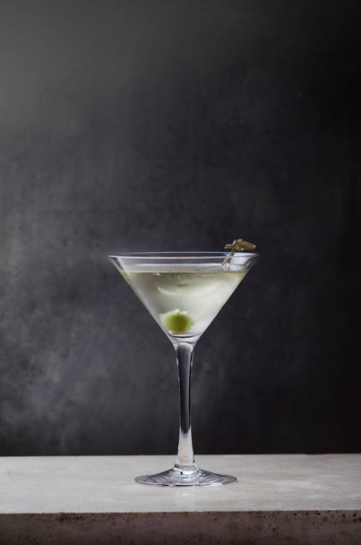 Martini Dry, slavný koktejl před večeří, založený na Ginu a suché vermut - Fotografie, Obrázek
