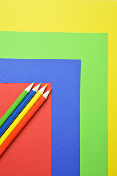 Четыре цветных карандаша делят площадь на четыре уровня, которые сами по себе имеют цвет карандаша - концепция с расщепленной поверхностью и цветными карандашами
  - Фото, изображение