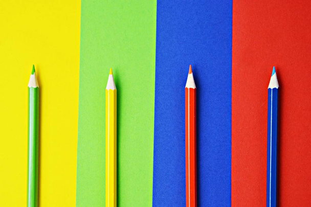 Cztery różne kolorowe kredki podzielić obszar na cztery poziomy, które same mają kolor pastel-koncepcja z podzielonym powierzchni i kolorowych ołówków  - Zdjęcie, obraz
