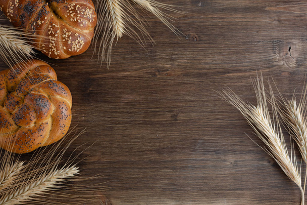 Хлеб хала на деревенском деревянном фоне, вид сверху, пространство для копирования
 - Фото, изображение