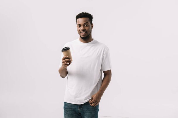 rizado africano americano hombre sosteniendo taza de papel aislado en blanco
  - Foto, Imagen
