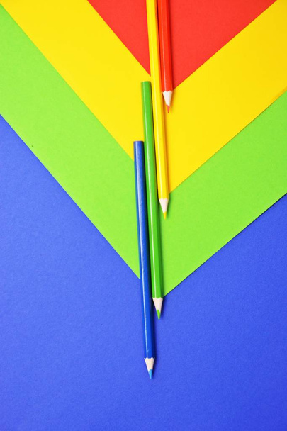 Négy különböző színű ceruzák osztani egy területet négy szinten, amelyek önmagukban is a színe a zsírkréta 's-egy olyan fogalom, osztott felületű és színes ceruza  - Fotó, kép