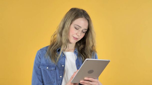 Νέοι όμορφο κορίτσι περιήγηση στο Internet, χρησιμοποιώντας το Tablet - Φωτογραφία, εικόνα