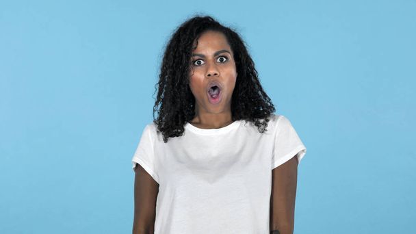Shocked African Girl Isolated on Blue Background, wondering - Foto, immagini