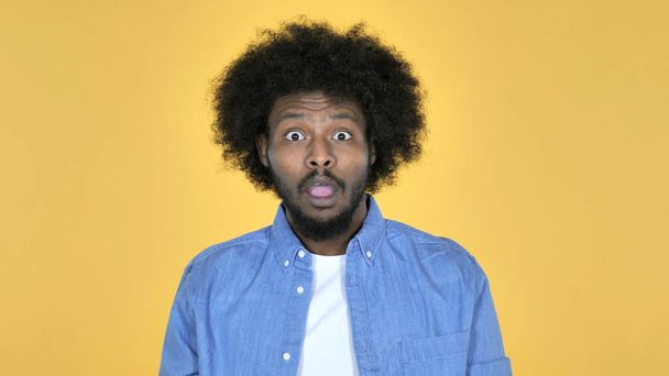 überrascht lässiger afrikanischer Mann im Schock isoliert auf gelbem Hintergrund und fragt sich, - Foto, Bild
