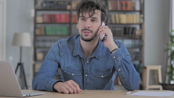 Telefon beszélgetés, fiatal ember hívás munkában részt - Fotó, kép