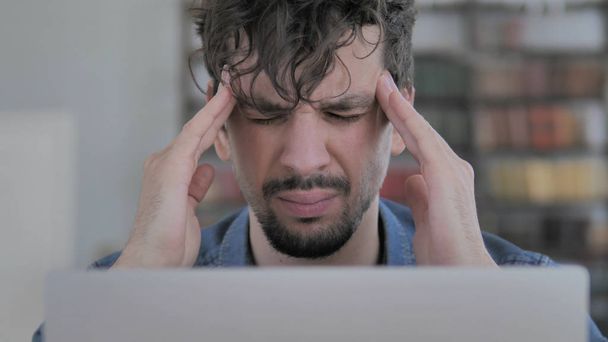 Dolor de cabeza, Primer plano del hombre en tensión Trabajando en el ordenador portátil
 - Foto, imagen