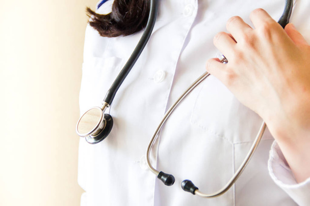 Conceito médico de médica de jaleco branco com fonendoscópio, sem rosto, de perto. Trabalhadora do hospital
 - Foto, Imagem