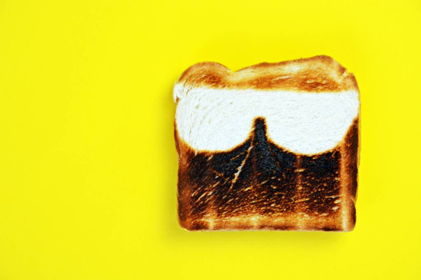 vue rapprochée de pain grillé savoureux avec concept de vacances sur fond coloré
 - Photo, image