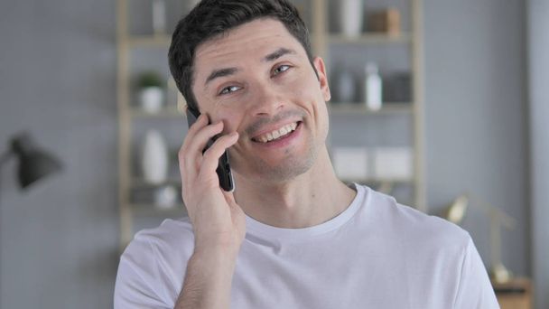 Casual przystojny człowiek rozmowa na telefon - Zdjęcie, obraz