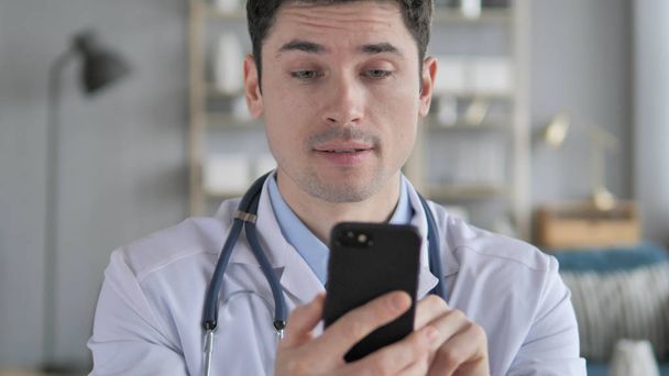 Médico usando Smartphone para Internet
 - Foto, Imagem
