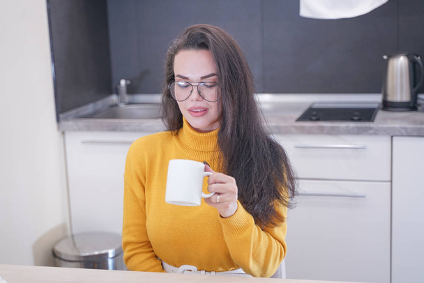 Успішна і впевнена жінка на ранковій кавовій перерві, відпочиває і насолоджується напоєм
. - Фото, зображення