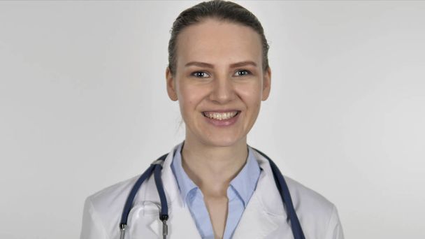 Portret van de lachende dame arts op witte achtergrond - Foto, afbeelding