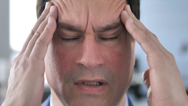 Lähikuva mies päänsärky ja stressi
 - Valokuva, kuva