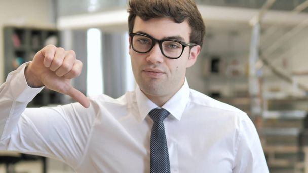 Великі пальці молодого бізнесмена
 - Фото, зображення