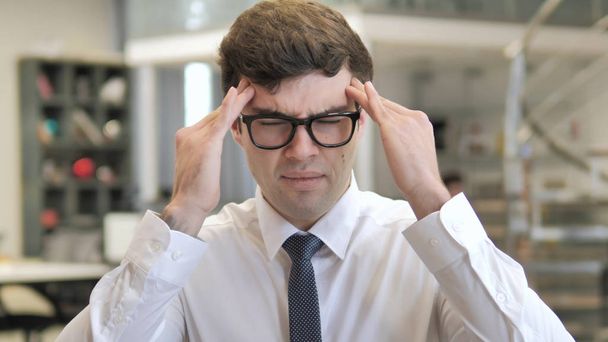Mal di testa, giovane imprenditore con mal di testa
 - Foto, immagini