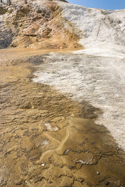 hőforrások és mészkőképződmények Wyomingban, a mamut melegforráson Amerikában - Fotó, kép