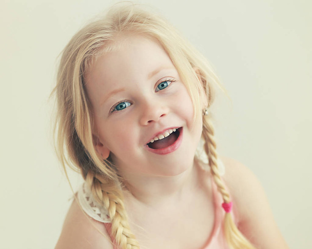 beautiful smiling little girl looking at camera - Foto, imagen