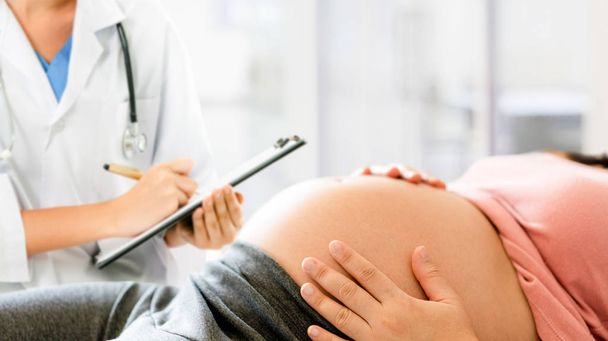 Zwangere vrouw en gynaecoloog arts in het ziekenhuis - Foto, afbeelding