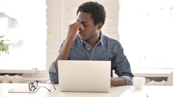 Headache, Tired Man Working on Laptop - Foto, afbeelding