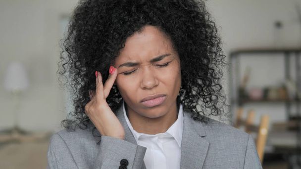 Mal di testa, donna d'affari africana stressata
 - Foto, immagini