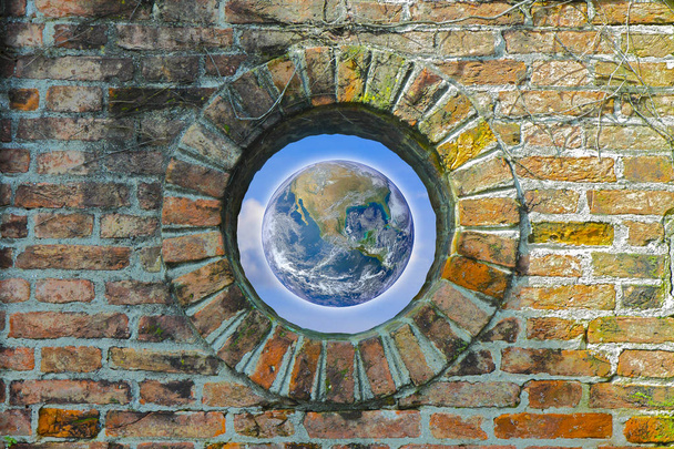 A travers un mur fissuré, vous pouvez voir le monde - - Eléments de cette image fournis par la NASA
 - Photo, image
