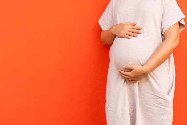 Счастливая беременная женщина и ожидающий ребенка дома. - Фото, изображение