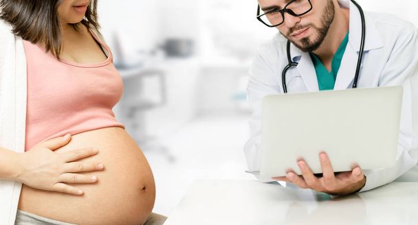 Terhes nő és nőgyógyász orvos a kórházban - Fotó, kép