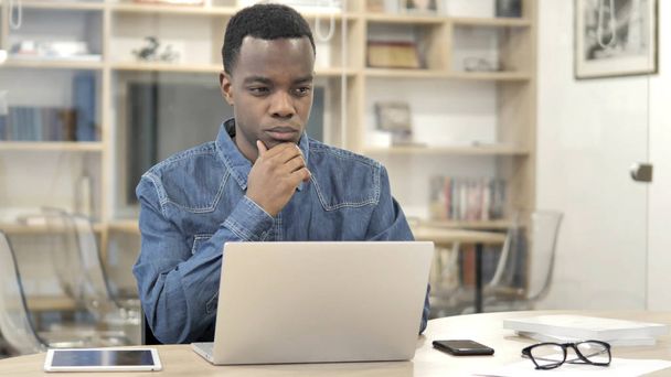 Σκέψη νέος Αφρικανός άνθρωπος εργασίας για φορητό υπολογιστή - Φωτογραφία, εικόνα