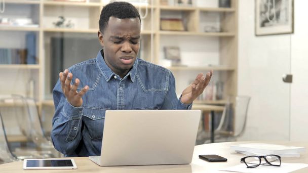 Veszteség, feszült fiatal afrikai ember ideges a kudarc - Fotó, kép